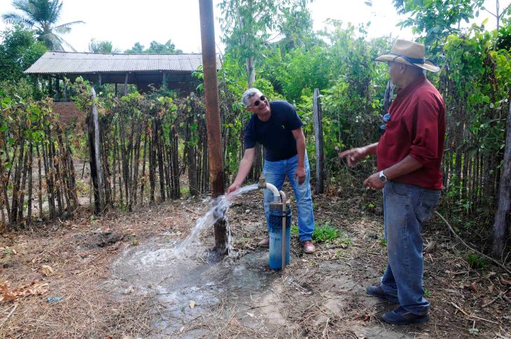 Prefeito Zé Martins inaugura abastecimento de água encanada no bairro Estiva