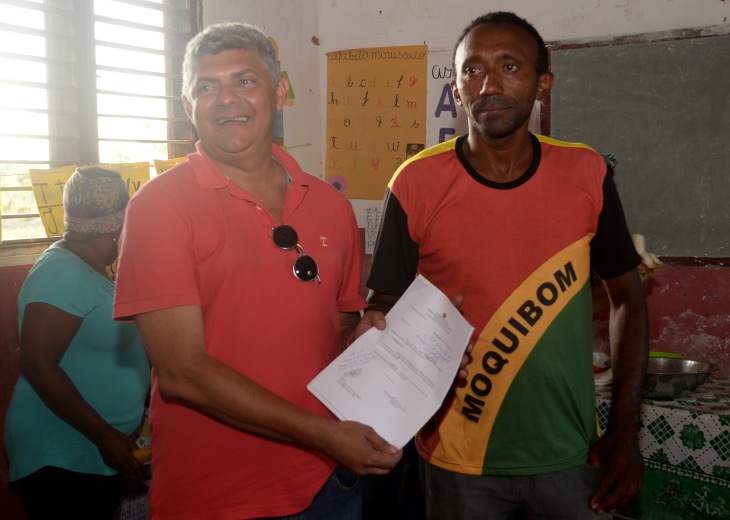 Prefeito Zé Martins ao lado do líder Quilombola do município de Bequimão