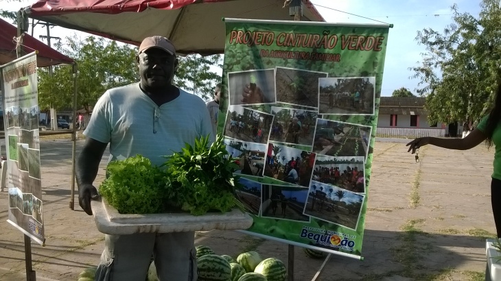 Agricultor Reginaldo Rodrigues mostra com orgulho seus produtos do Projeto Cinturão Verde