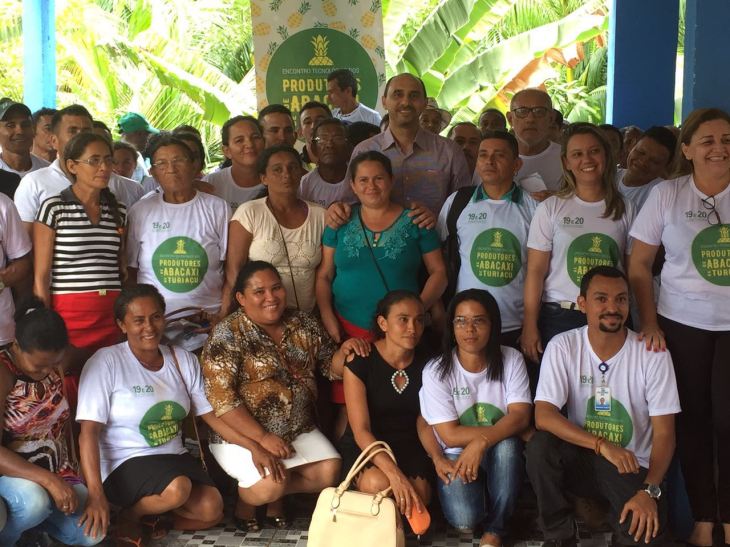 O diretor superintendente do Sebrae no Maranhão, João Martins, com os produtores de abacaxi de Turiaçu que participaram do encontro tecnológico sobre a fruta